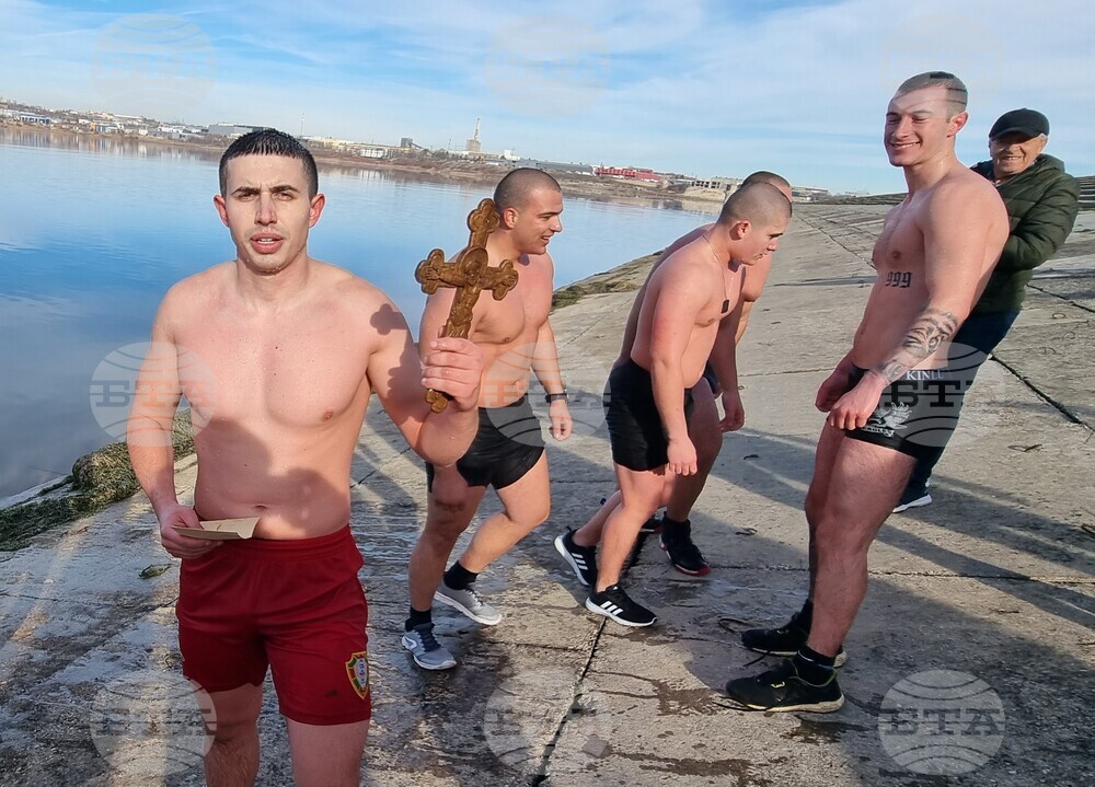 Двадесет и един годишният курсант Виктор Господинов извади богоявленския кръст от водите на Шуменското езеро