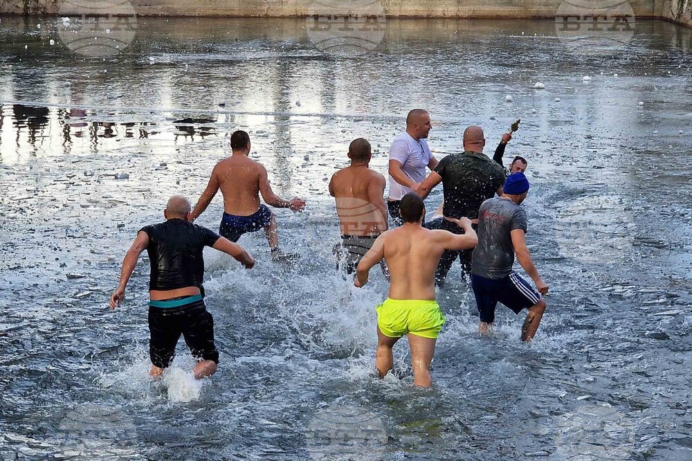Ритуалното изваждане на богоявленския кръст ще се състои край езерото в парка в Перник