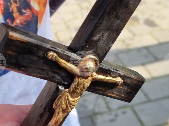 Извадиха богоявленските кръстове от реките Джерман и Рилска