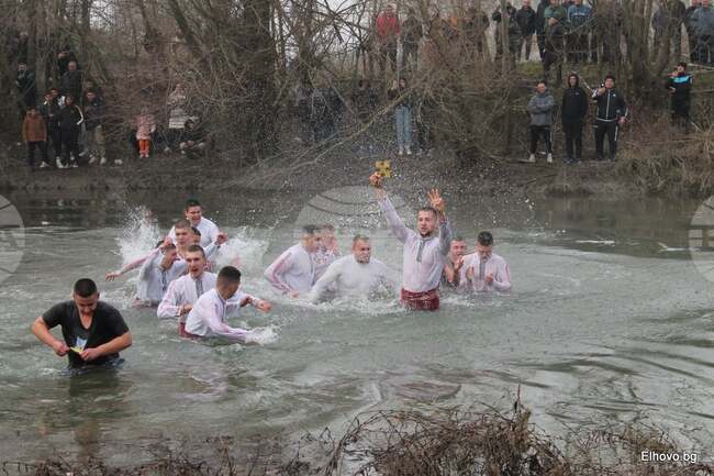 Богоявленския кръст от река Тунджа в Елхово извади 19-годишният студент Мартин Мирчев