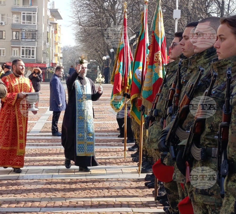 Шумен отбелязва Богоявление с водосвет и традиционно скачане за кръста