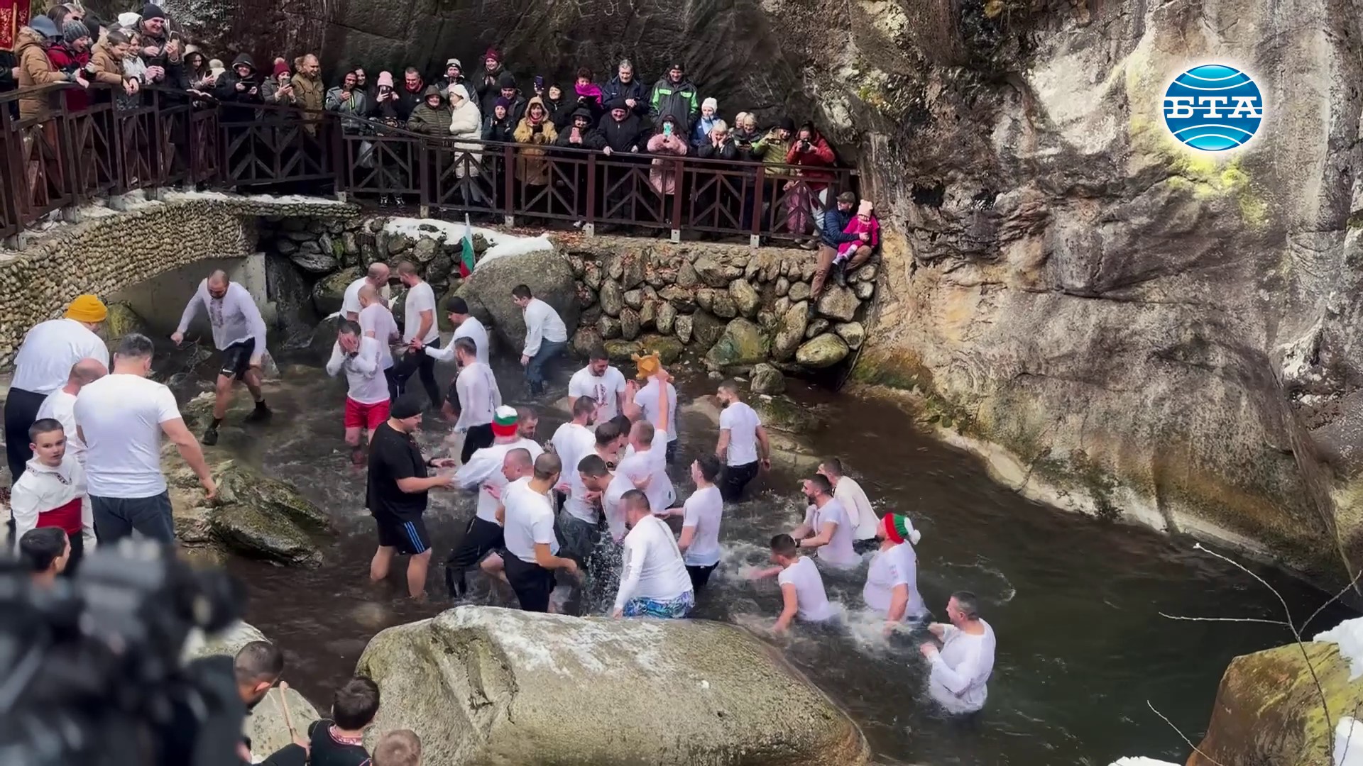 Ники Илчев хвана богоявленския кръст в курортен комплекс „Вили Костенец“