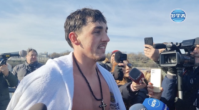 Калин Узунов хвана кръста в морето край Бургас