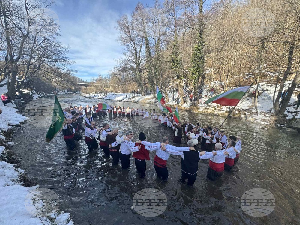 С мъжко хоро в река Видима и изпълнение на Валя Балканска отбелязаха Йордановден в село Велчево, недалеч от гр. Априлци