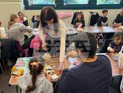 Работилници за сурвачки и коледни орнаменти, както и урок по народни танци се състояха в училище „Азбукарче“ в Глазгоу