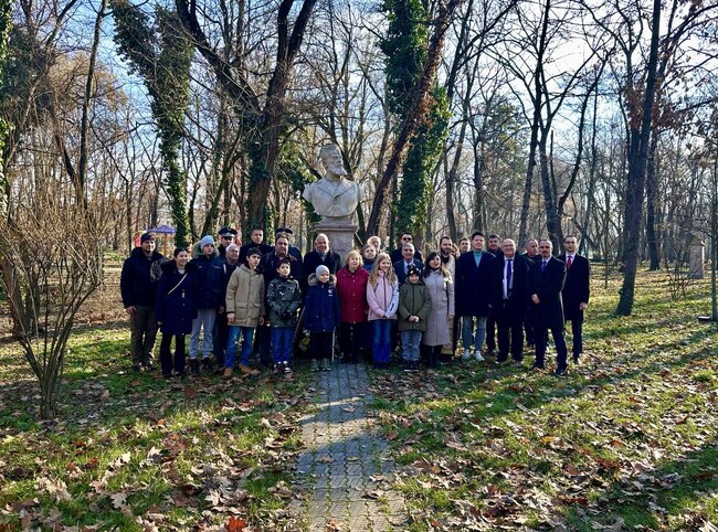 Община Русе: С поднасяне на венци и цветя в Букурещ бе отбелязана 177-ата годишнина от рождението на Христо Ботев