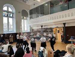 С рецитали, песни, танци и драматизация на българска приказка премина коледното тържество на училище „Азбукарче“ в Глазгоу