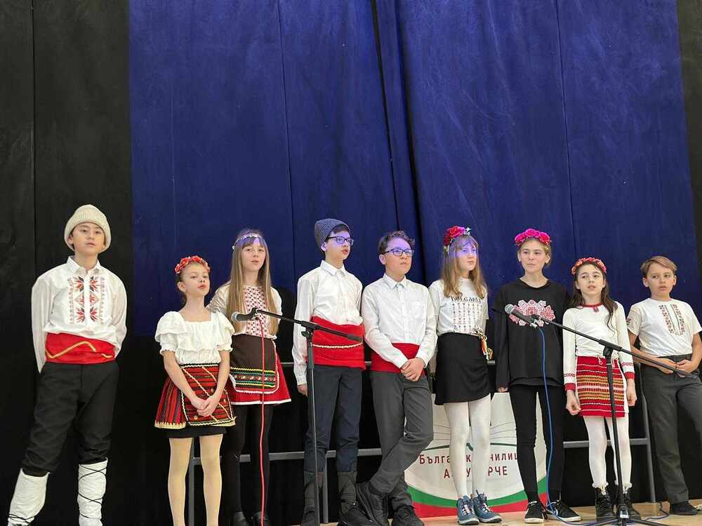 С рецитали, песни, танци и драматизация на българска приказка премина коледното тържество на училище „Азбукарче“ в Глазгоу