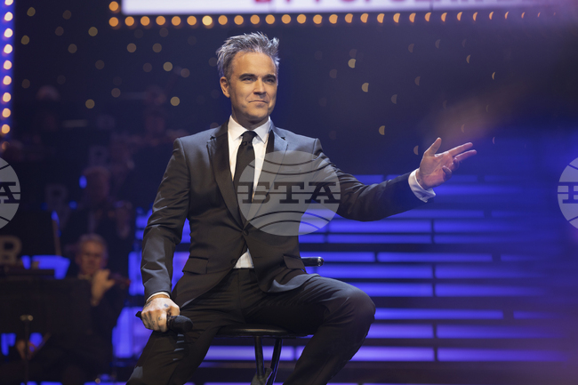 Роби Уилямс оглавява британската класация за албуми 