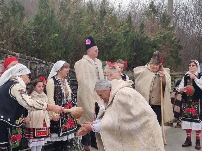 В павликенското село Караисен днес отново ще бъде спазен обичаят „Иванови влачуги"