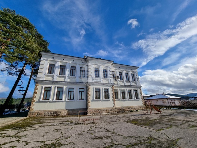 Над 260 нови книги обогатиха фонда на библиотека „Петър Матеев“ в Котел