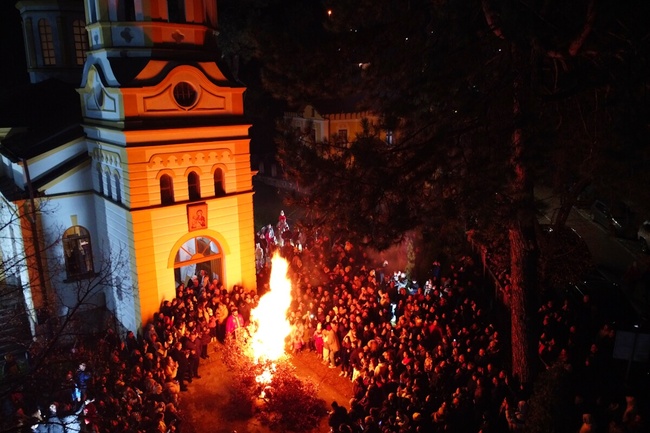 Вечерна служба и запалване на бъдник се състояха в Цариброд и Желюша