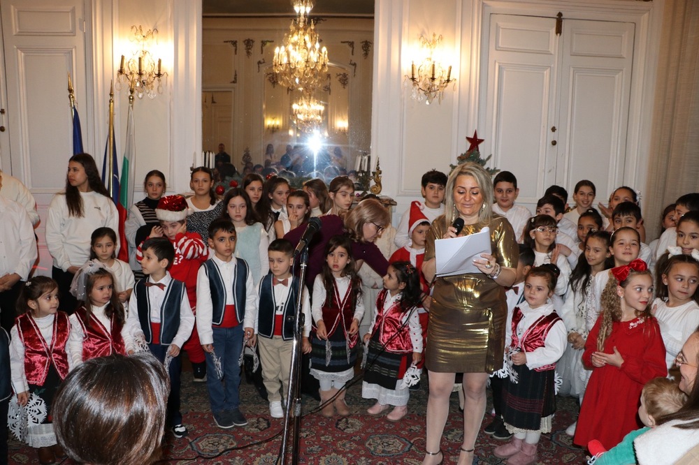 Коледен спектакъл в Париж изнесоха възпитаниците на Българското училище „Родна реч омайна“ в Бонди