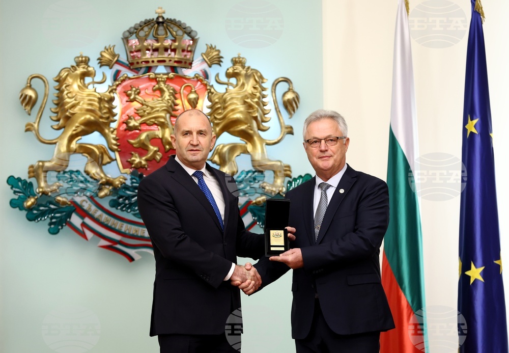 President Awards Retired Naval Officers