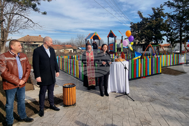 В плевенското село Ясен откриха комбинирана площадка със съоръжения за детска игра и за стрийт фитнес 
