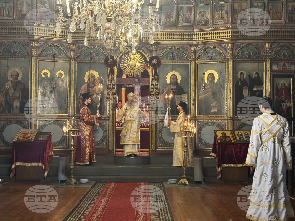 Старозагорският митрополит Киприан отслужи Златоустова литургия в храм "Св. Йоан Предтеча" в Казанлък 