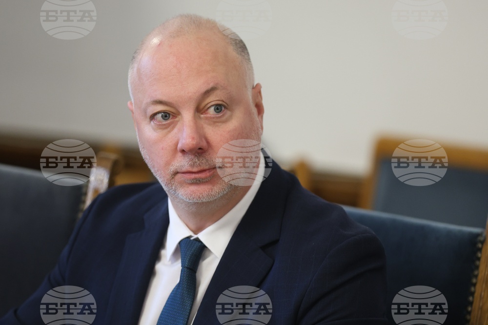 Ще продължим в залата, защото днес имаме много работа, каза Росен Желязков за преговорите между партиите за съставяне на правителство