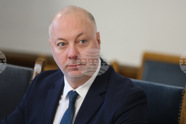 Ще продължим в залата, защото днес имаме много работа, каза Росен Желязков за преговорите между партиите за съставяне на правителство