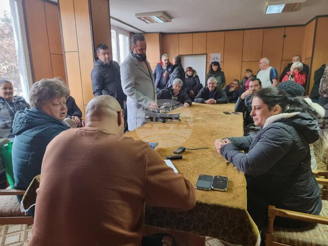 Недоволни от водоснабдяването жители на село Николичевци, община Кюстендил се срещнаха с управителя на ВиК дружеството "Кюстендилска вода"