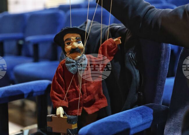 В Държавен куклен театър в Бургас получиха неочаквано дарение на кукла марионетка