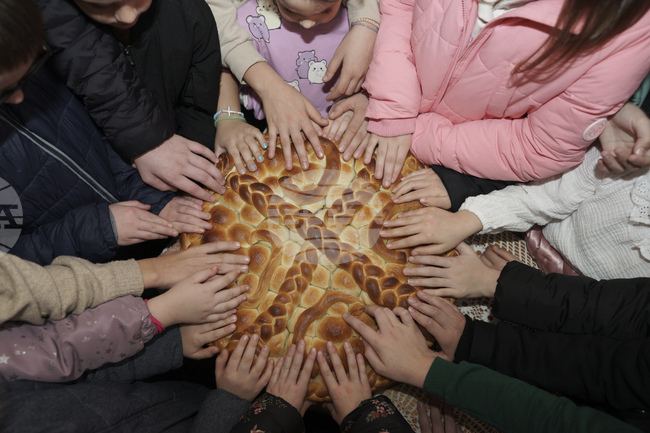 Православните християни в бивша Югославия отбелязват днес Рождество Христово