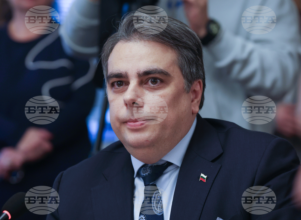 Един от най-големите проблеми на страната е свързан с това, че няма нормален диалог, базиран на фактите, каза Асен Василев