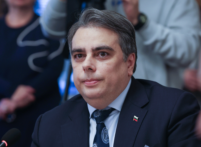 Един от най-големите проблеми на страната е свързан с това, че няма нормален диалог, базиран на фактите, каза Асен Василев