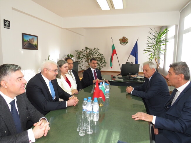 Задълбочаване на икономическите връзки и развитието на туризма обсъдиха на среща областният управител на Шумен Бейнур Ахмед и посланик Мехмет Уянък 