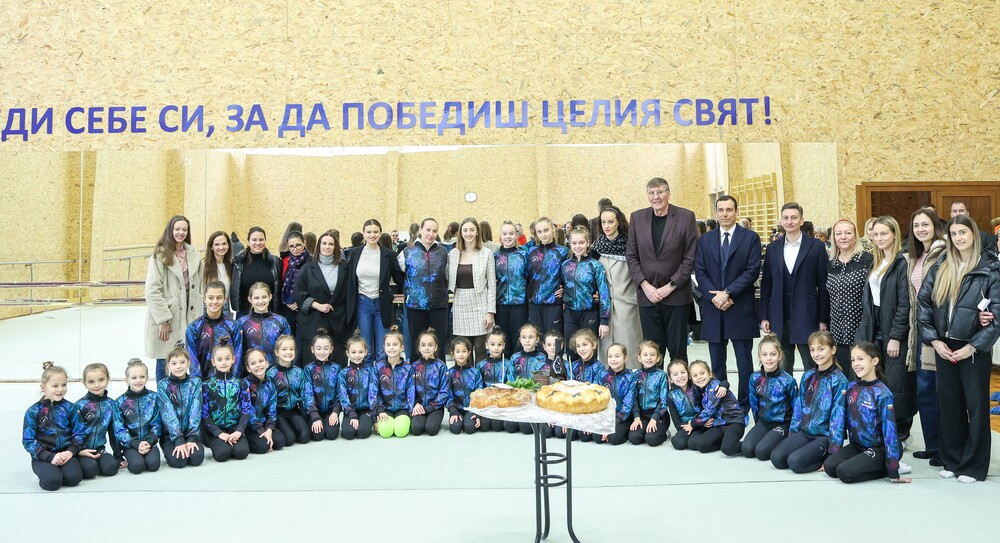  Лаура Траатс и Боряна Калейн присъстваха на освещаването на реновираната зала по художествена гимнастика на родния си клуб Левски Триадица