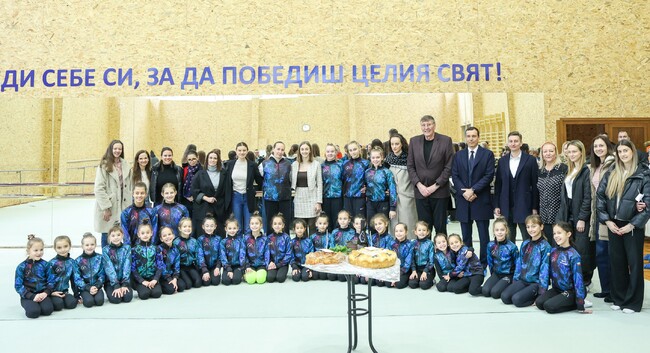 Лаура Траатс и Боряна Калейн присъстваха на освещаването на реновираната зала по художествена гимнастика на родния си клуб Левски Триадица
