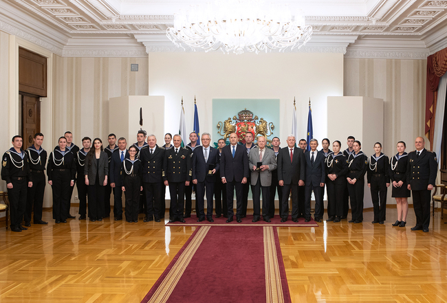 Държавният глава Румен Радев удостои с Почетния знак на президента контраадмирал о.з. Румен Попов и вицеадмирал о.з. Пламен Манушев