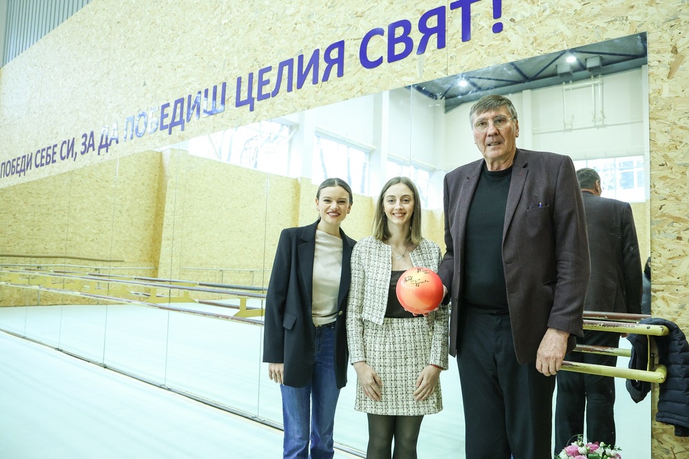 Министър Глушков присъства на освещаването на реновираната зала по художествена гимнастика на клуб "Левски-Триадица"