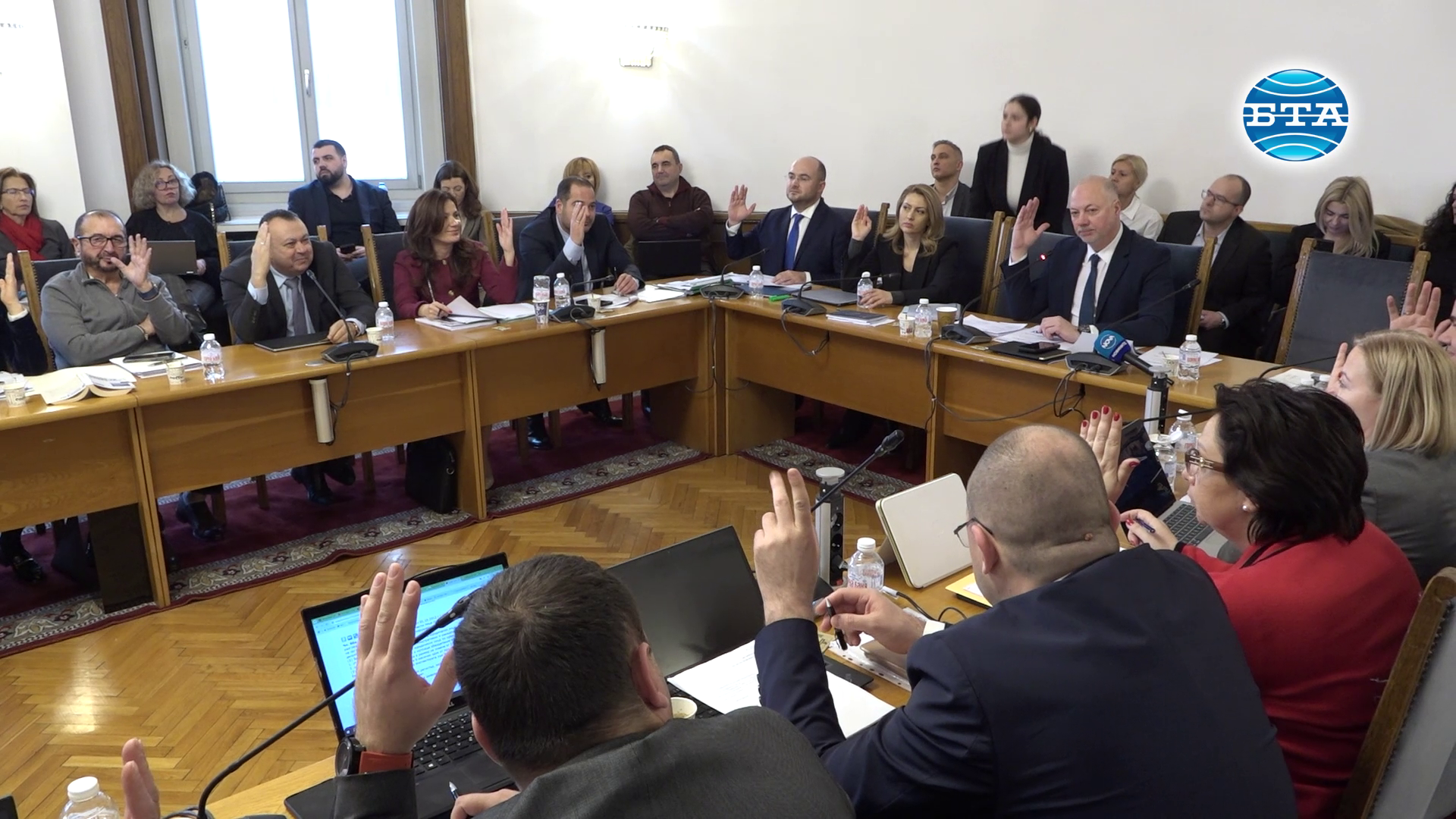 Правната комисия прие на първо четене пет законопроекта за промени в Изборния кодекс Правната комисия прие на първо четене пет законопроекта за промени в Изборния кодекс