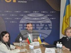 По време на подписването на Протокола за сътрудничество и обмен между МОН на България и МОН на Украйна в режим онлайн. Снимки: пресслужба на Мон на Украйна, фейсбук страница на Посолството на Украйна в България