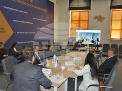 По време на подписването на Протокола за сътрудничество и обмен между МОН на България и МОН на Украйна в режим онлайн. Снимки: пресслужба на Мон на Украйна, фейсбук страница на Посолството на Украйна в България