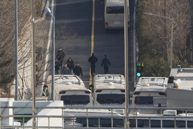 Отново ще бъде направен опит да бъде арестуван президентът на Южна Корея Юн Сук-йол, който се е барикадирал в президентския дворец
