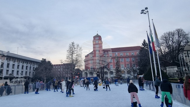 В Плевен за втора година ще има коледно градче и ледена пързалка