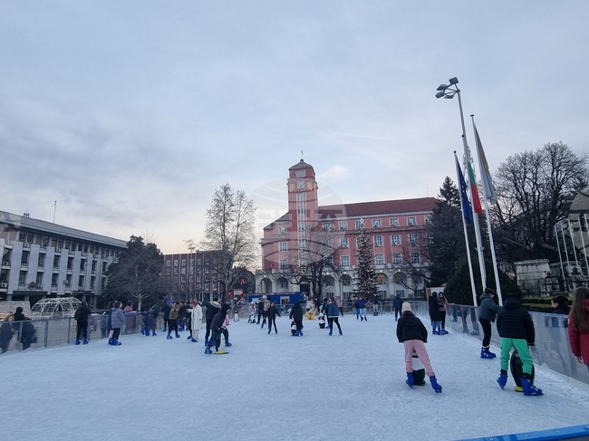 В Плевен за втора година ще има коледно градче и ледена пързалка