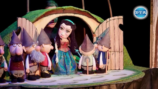 Само двама актьори водят всички кукли в новия спектакъл "Снежанка и седемте джуджета" в Бургас