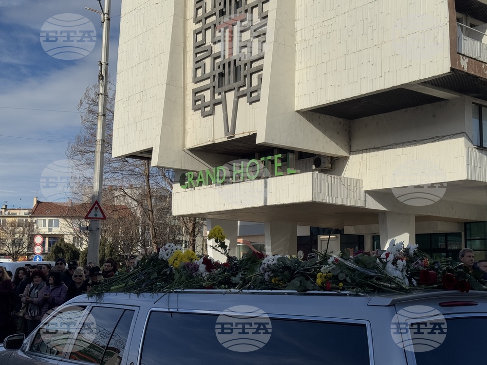 С цветя и аплодисменти казанлъчани изпратиха лекоатлетката Петя Пендарева в последния и земен път