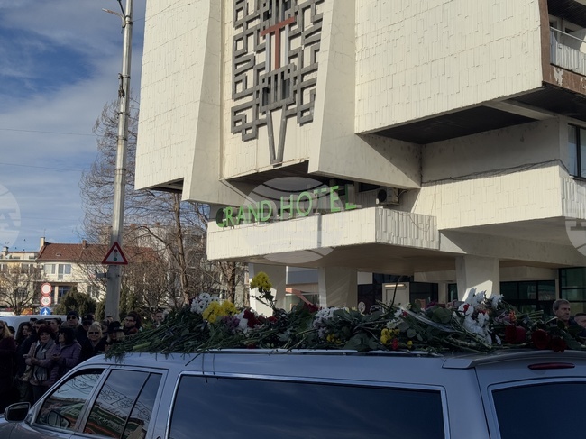 С цветя и аплодисменти казанлъчани изпратиха лекоатлетката Петя Пендарева в последния и земен път