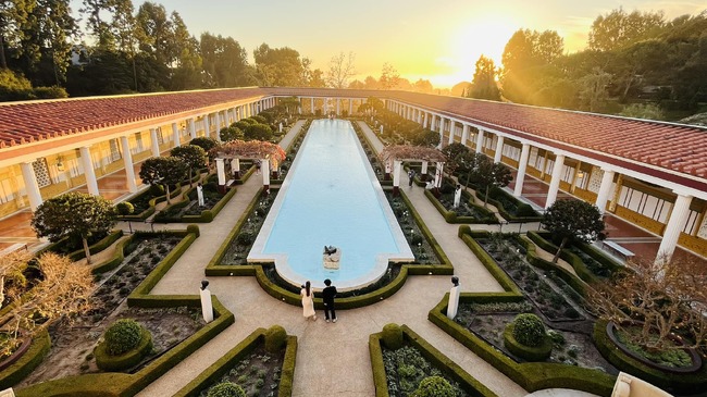 Пожар гори до музея „Гети“, където е изложена експозицията „Древна Тракия и класическият свят: Съкровища от България, Румъния и Гърция“