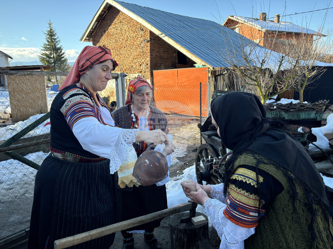 В самоковското село Алино пресъздадоха стар ритуал на Бабинден