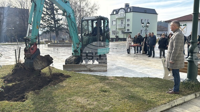 Започнаха дейностите по реконструкция на площад „Войвода Генчо Къргов“ в Гурково