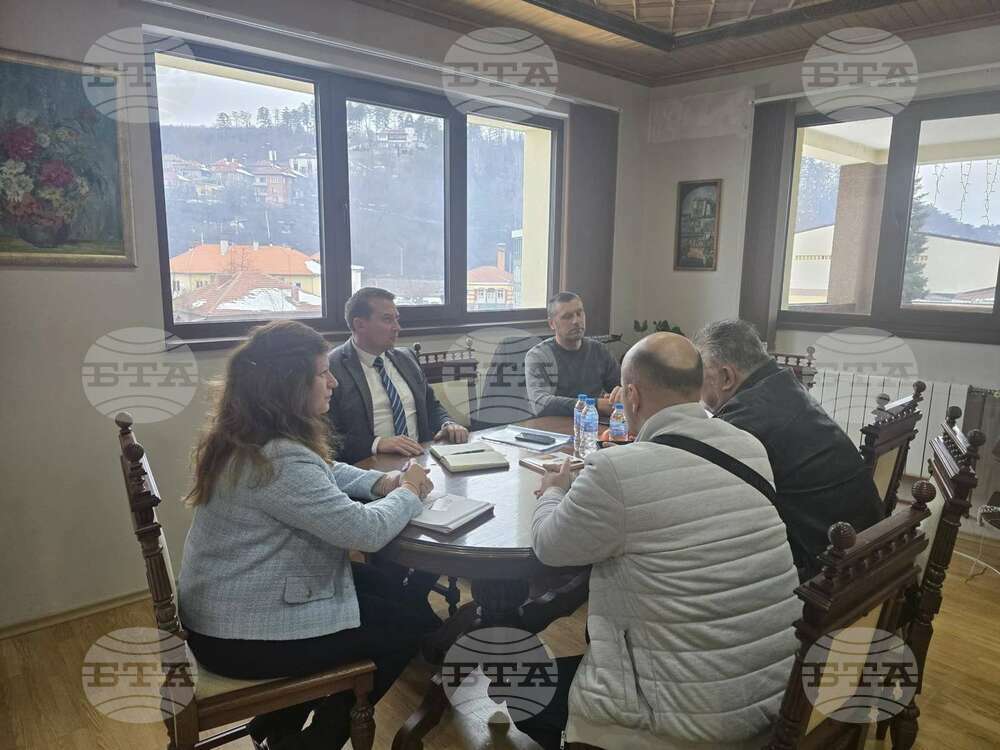 Просеките на електропреносната мрежа в община Трявна ще бъдат почистени, увериха на среща с кмета от електроразпределителното дружество