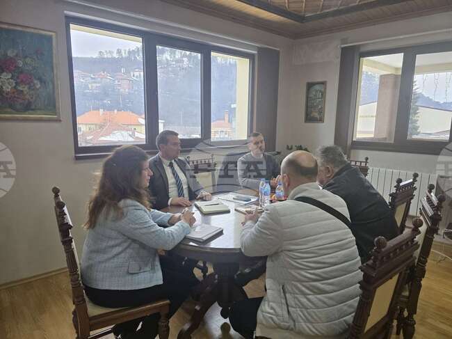 Просеките на електропреносната мрежа в община Трявна ще бъдат почистени, увериха на среща с кмета от електроразпределителното дружество 