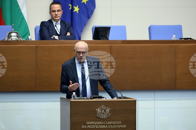 Електроразпределителните дружества трябва до петък да дадат отчет за инвестициите в районите с прекъсвания на тока, каза председателят на КЕВР