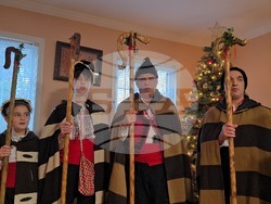 Фолклорна група „Роса” и ученици от училище „Св. Константин-Кирил Философ” в Атланта пресъздадоха обичая „коледуване“