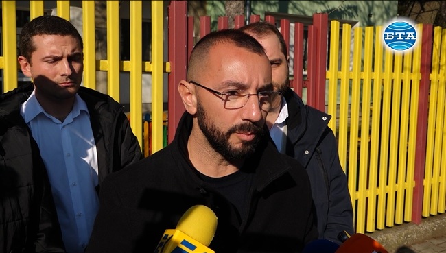 Столичната община бездейства и не се предприемат никакви мерки за намаляване на замърсяването на въздуха в София, заяви Антон Хекимян