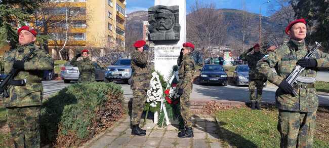 С военен церемониал в Карлово днес бяха отбелязани 147 години от освобождението на града